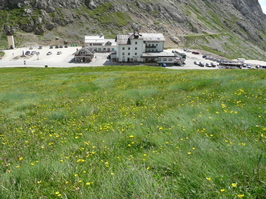 Hotel Col Di Lana Canazei Bagian luar foto